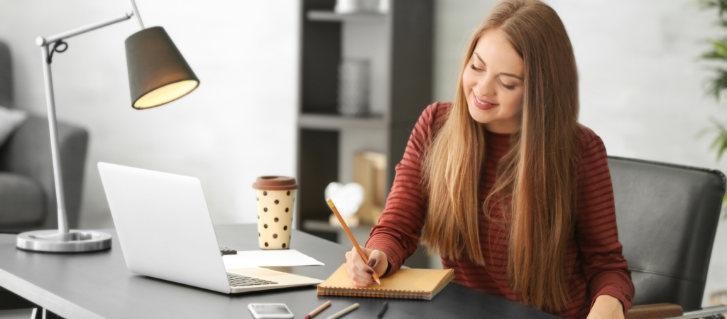 een vrouw die schrijf op haar notitieblok