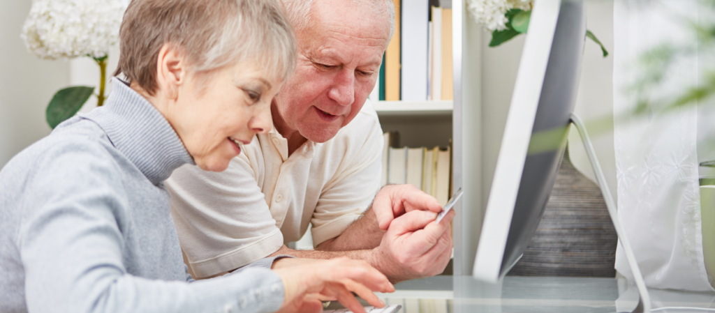 man en vrouw shoppen online