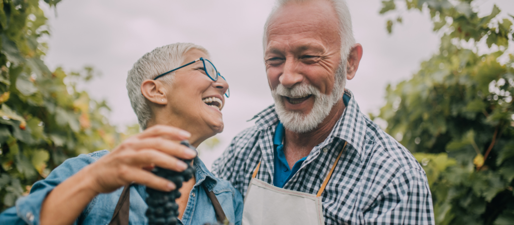 afbeelding van een man en vrouw die lachen met elkaar