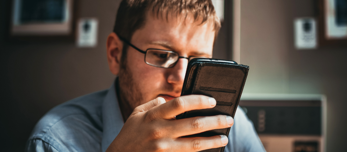 Laaggeletterde man gebruikt zijn smartphone met Tolkie Leeshulp