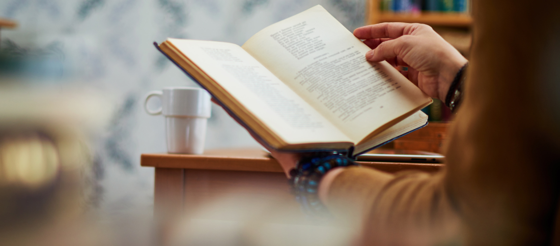 Foto van iemand die een boek vasthoudt