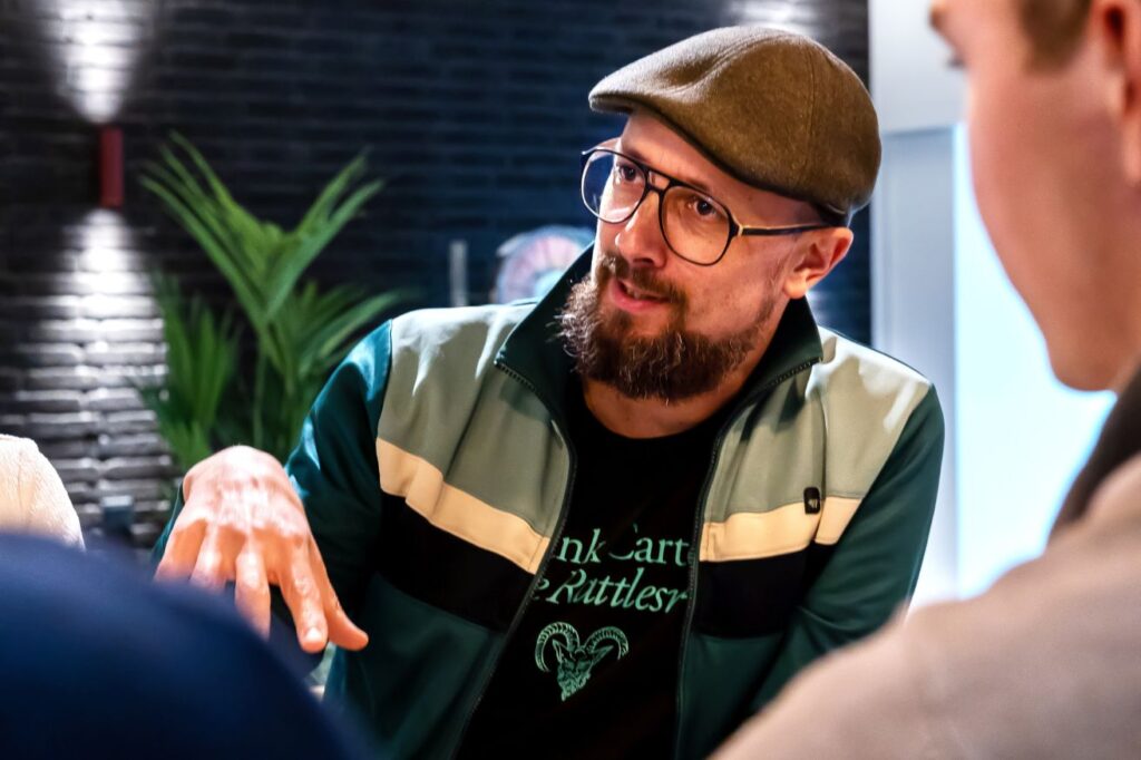 Jeroen legt iets uit