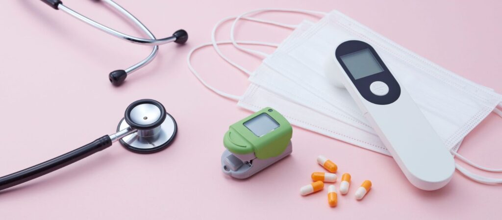 Verschillende dingen die met de zorg te maken hebben liggen op een tafel