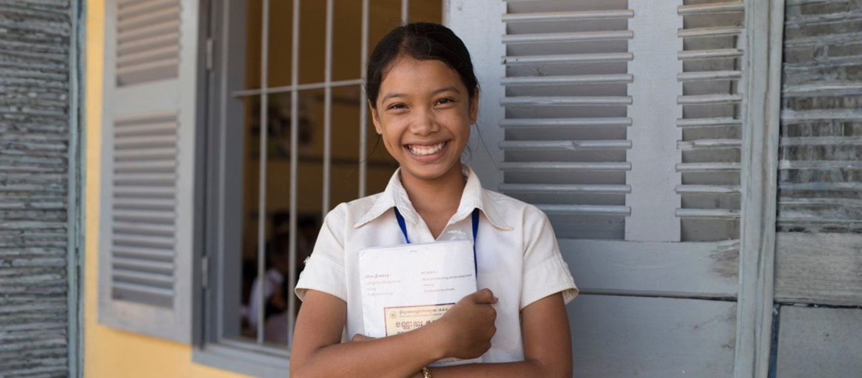 Meisje houdt een lesboek vast